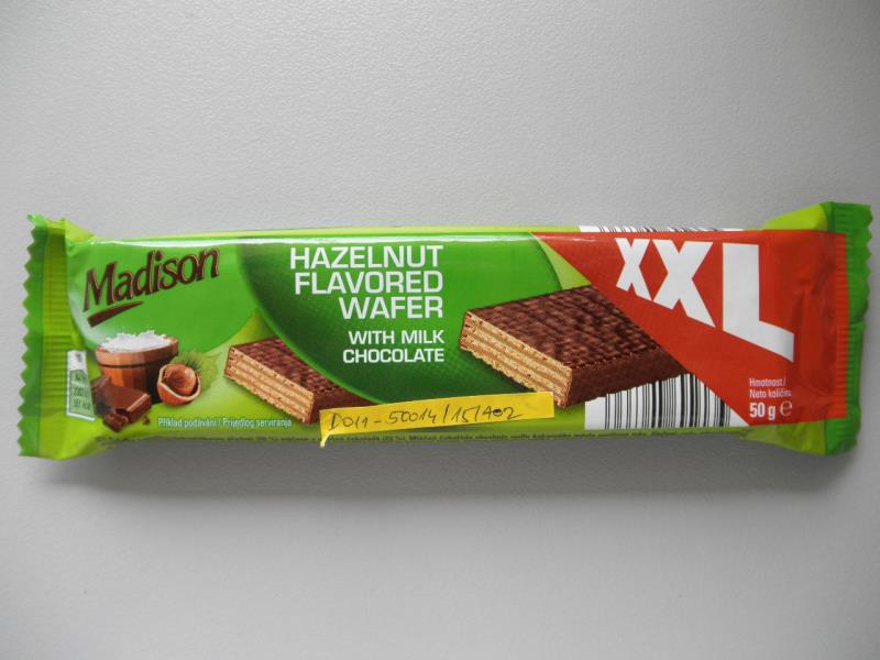 Madison HAZELNUT FLAVORED WAFER XXL  Oplatky s náplní s lískooříškovou příchutí (59%) máčené v mléčné čokoládě (23%)