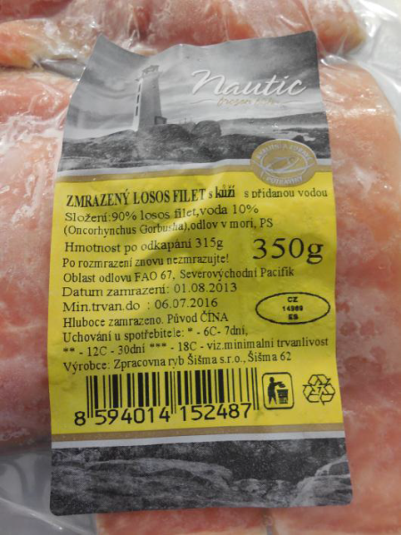 Zmrazený losos filet s kůží s přidanou vodou
