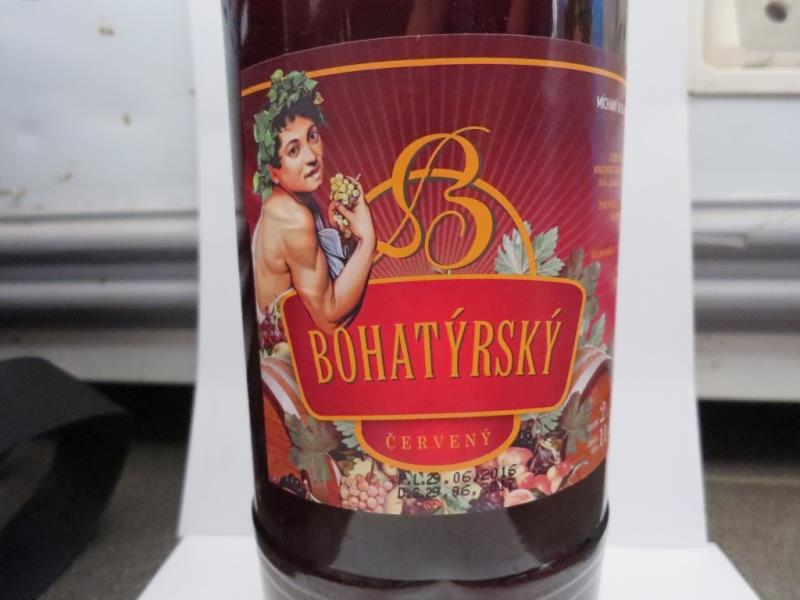 Míchaný alkoholický nápoj červený, BOHATÝRSKÝ ČERVENÝ,objem: 2L, obsah alk.:11%obj., obsahuje oxid siřičitý