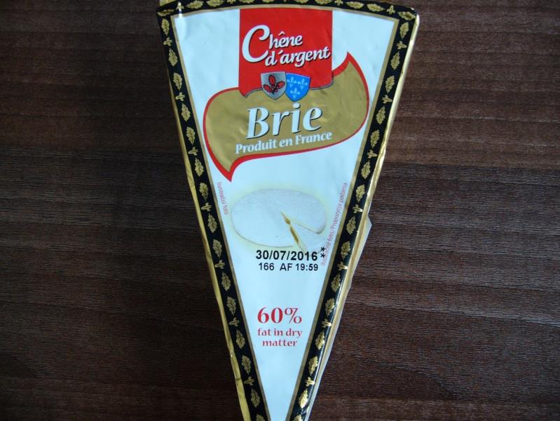 BRIE (Francouzský plnotučný sýr s bílou plísní na povrchu)