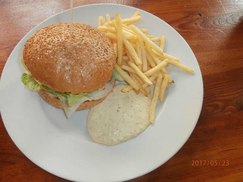 Hovězí Burger s česnekovým máslem, hranolky, domácí tatarka
