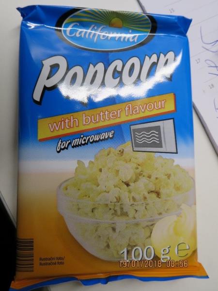 Popcorn s máslovou příchutí, kukuřice k přípravě v mikrovlnné troubě. California.