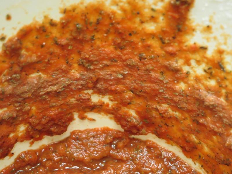 Polpa-namíchaný rajčatový základ s kořením na přípravu pizzy