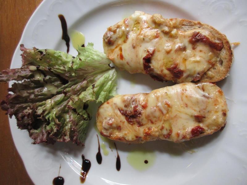 Zapečená ciabatta s kozím sýrem, mozzarellou a sušenými rajčaty