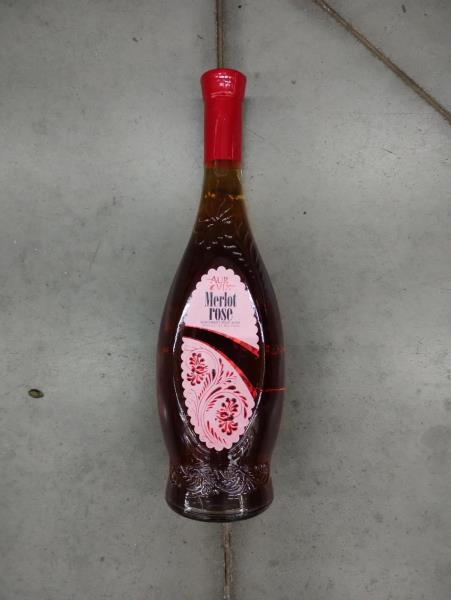 Merlot rose, růžové víno polosladké, vyrobeno v Moldavsku, alk. 13,0% obj.
