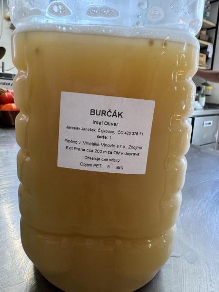 Částečně zkvašený hroznový mošt s tradičním výrazem burčák - Irsai oliver, výrobce: Jaroslav Janošek, Čejkovice, IČ: 42637571, země původu Česká republika