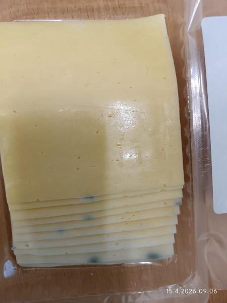 Přírodní, zrající, plnotučný, tvrdý sýr Cheddar, plátky