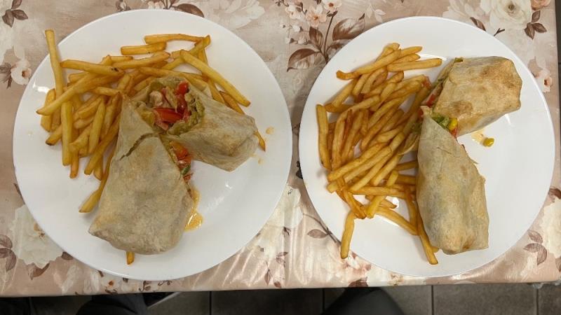 Mexická tortilla s grilovanými kuřecími kousky a čerstvou zeleninou a naší domácí chipotlles majonézou, podávaná s bramborovými hranolkami