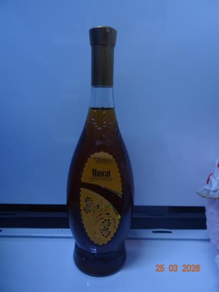 Muscat, bílé polosladké víno, vyrobeno v Moldavsku, alk. 12,0 % obj.
