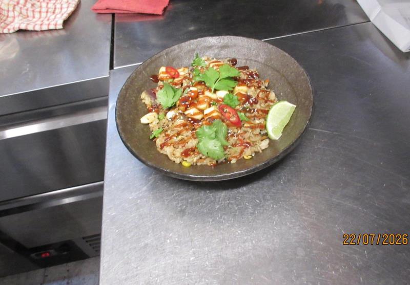 Fried rice s grilovanou zeleninou, smaženým halloumi sýrem, koriandrem a chilli  