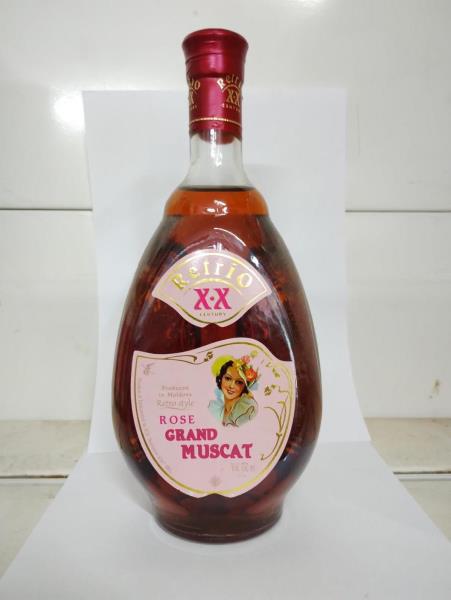 GRAND MUSCAT ROSE, růžové polosladké víno, alk. 11,5 % obj., č.š. L 155, u šarže je uvedeno datum 12.04.18